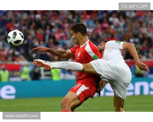 足球明星在绿茵场上流血拼搏展现不屈精神与荣耀追求